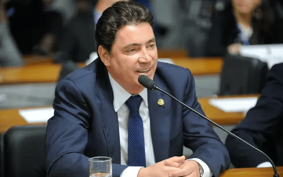 Wilder Morais, candidato a senador de Goiás pelo PL. Ele é branco, tem cabelo curto e escuro e fala em bancada de comissão da Câmara dos Deputados - Metrópoles
