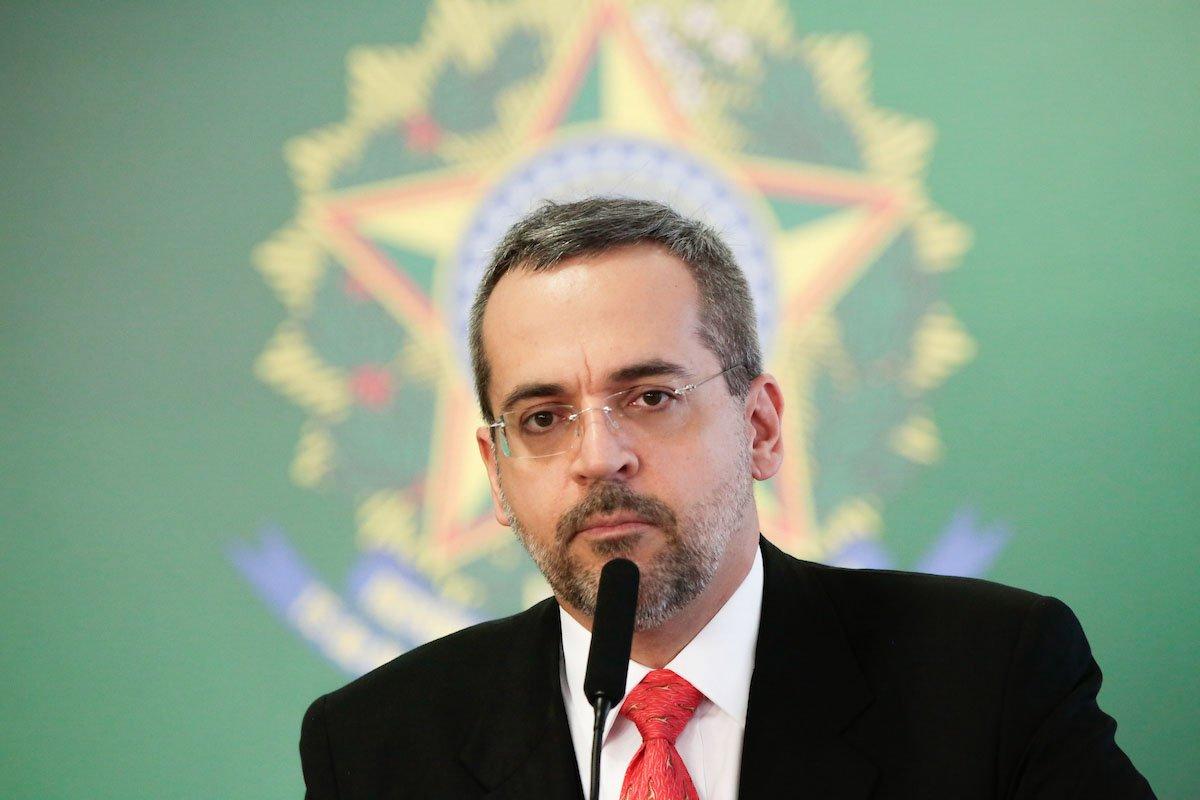 Abraham Weintraub, candidato ao governo de São Paulo pelo PMB. Ele é branco, tem cabelo liso, curto e grisalho e barba. Discursa em evento do governo federal, frente a microfone - Metrópoles