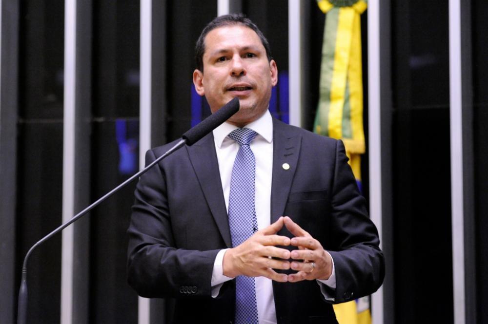 O deputado Marcelo Ramos discursa na tribuna da Câmara dos Deputados diante de um microfone. Atrás, a bandeira do Brasil - Metrópoles
