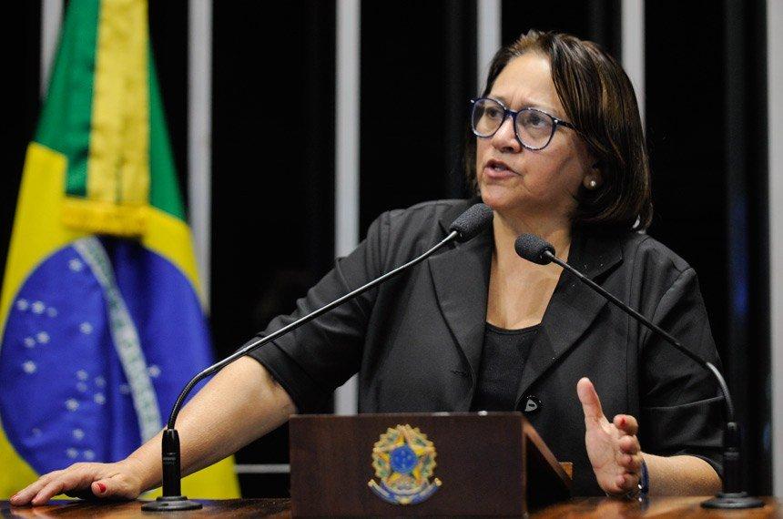 Fátima Bezerra, candidata ao governo do Rio Grande do Norte pelo PT. Ela é parda, tem cabelo médio, liso e escuro e fala frente a dois microfones na tribuna do Senado Federal - Metrópoles
