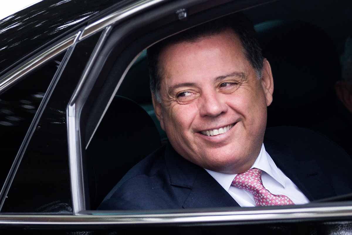 Marconi Perillo, candidato ao governo de Goiás pelo PSDB. Ele é branco, tem cabelo curto e grisalho e sorri de dentro de um carro - Metrópoles