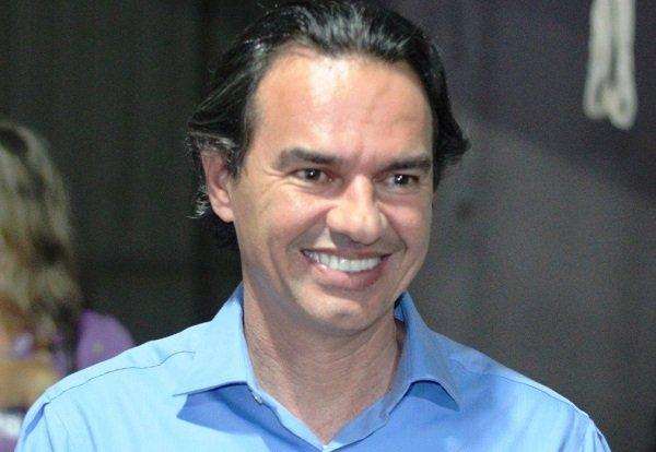 Marquinhos Trad, candidato ao governo do Mato Grosso do Sul pelo PSD. Ele é branco, tem cabelo liso, curto e preto e sorri, olhando para frente - Metrópoles