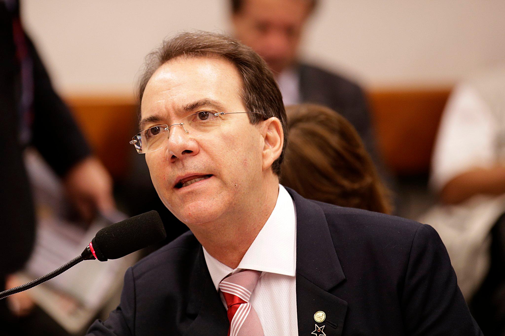 Décio Lima, candidato ao governo de Santa Catarina pelo PT. Ele é branco, tem cabelo liso, curto e castanho e discursa diante de microfone na Câmara dos Deputados - Metrópoles