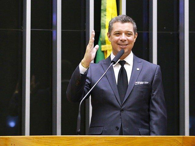 Fábio Mitidieri, candidato ao governo de Sergipe pelo PSD. Ele é pardo, tem cabelo curto e grisalho e sorri, com a mão em riste, em discurso no plenário da Câmara dos Deputados - Metrópoles