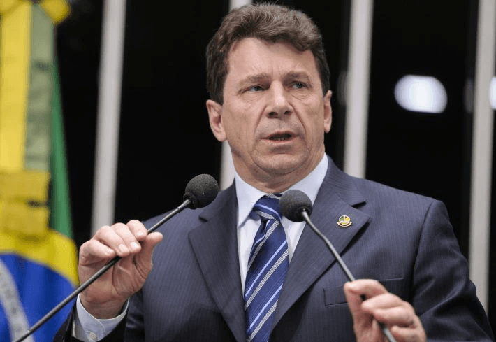Ivo Cassol, candidato ao governo de Rondônia pelo PP. Ele é branco, tem cabelo ondulado, curto e castanho e fala segurando dois microfones na tribuna do plenário do Senado Federal - Metrópoles