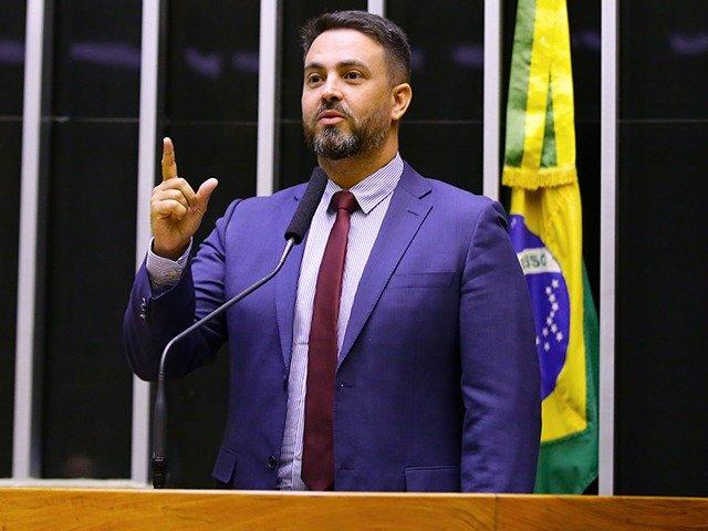 Leo Moraes, candidato ao governo de Rondônia pelo Podemos. Ele é branco, tem cabelo curto e escuro e barba, gesticulando enquanto discursa na tribuna da Câmara dos Deputados - Metrópoles