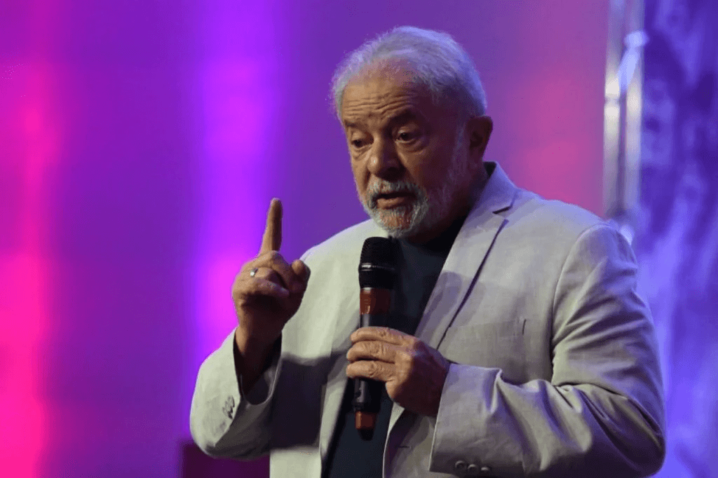 Lula, candidato à presidência da República pelo PT. Ele é branco, tem cabelo e barba branca e gesticula enquanto fala num microfone durante discurso em evento - Metrópoles