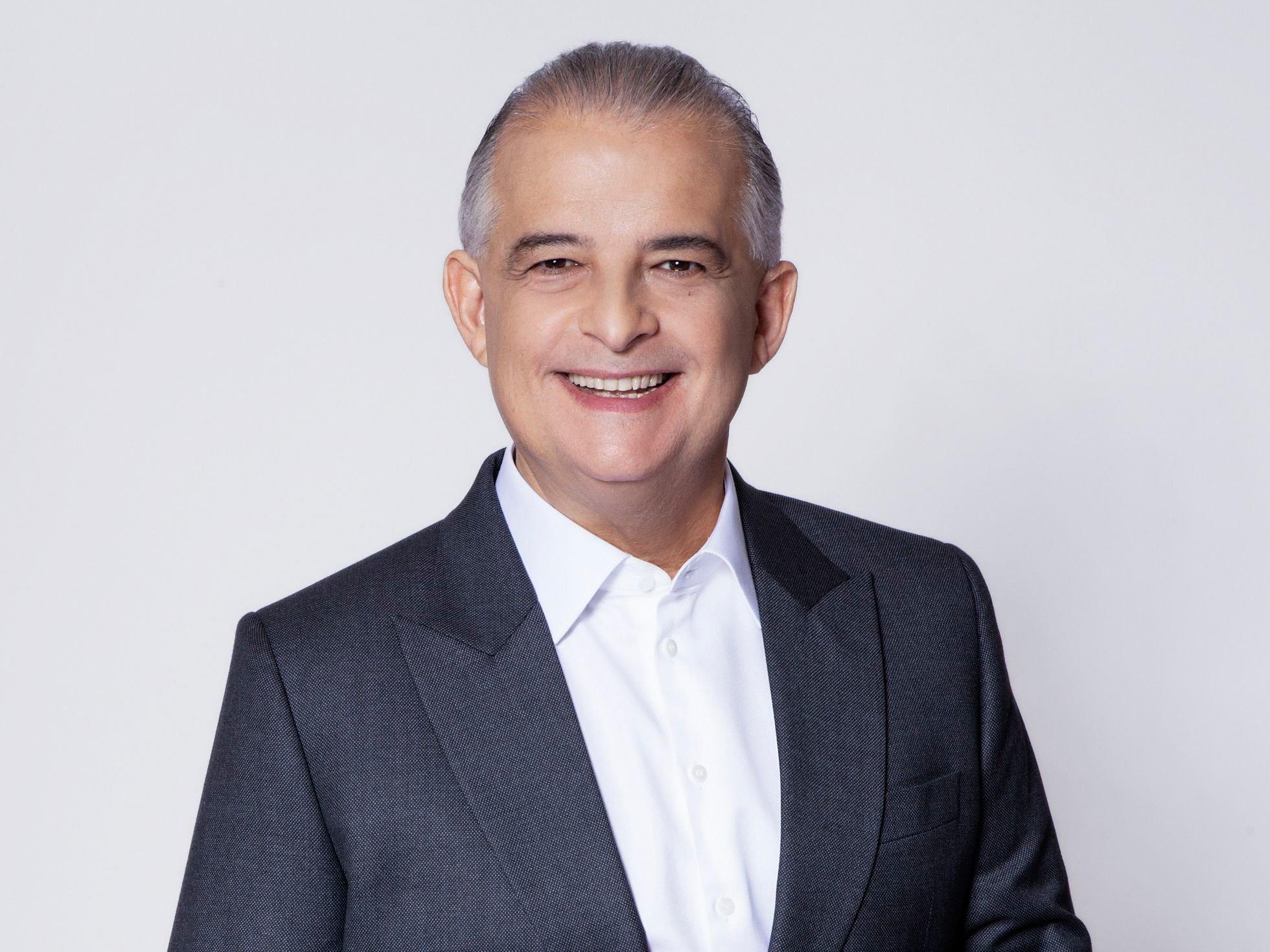 Márcio França, candidato ao governo de São Paulo pelo PSB. Ele é branco, tem cabelo liso e grisalho e sorri para a câmera, sob fundo branco- Metrópoles