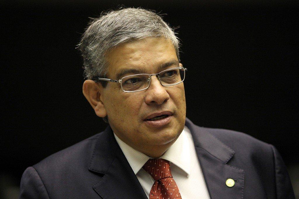 Marcus Pestana, candidato ao governo de Minas Gerais pelo PSDB. Ele é branco, tem cabelo grisalho, liso e curto e está sob um fundo preto, olhando para frente - Metrópoles