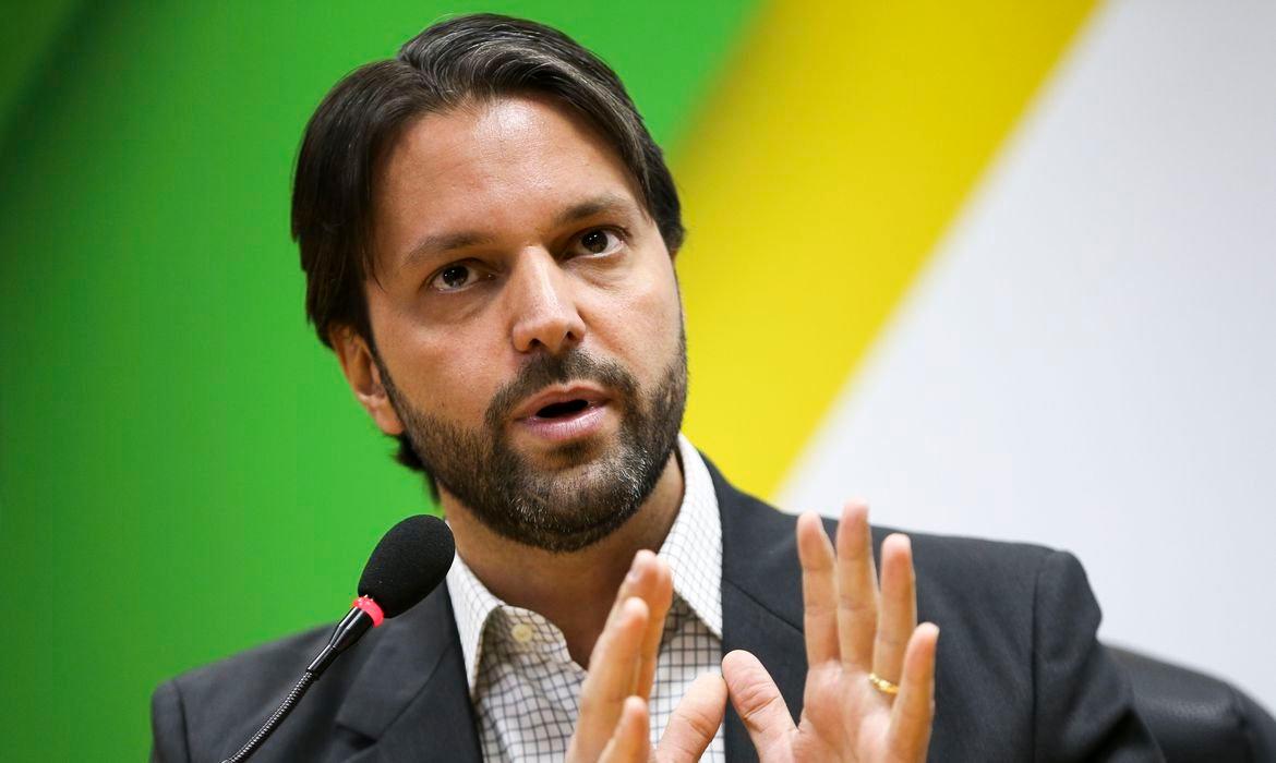 Alexandre Baldy, candidato a senador de Goiás pelo PP. Ele é branco, tem cabelo curto, liso e escuro e barba, gesticulando durante discurso - Metrópoles