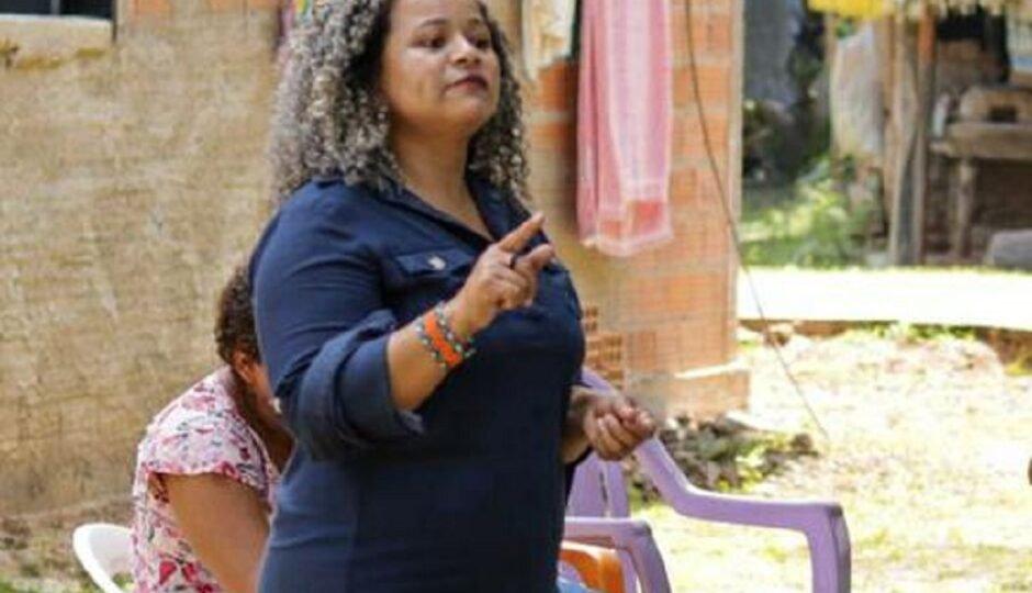 Antônia Cariongo, candidata à senadora do Maranhão pelo PSol. Ela é negra, tem cabelo médio, crespo e moreno com luzes e discursa em comunidade próxima de moradores - Metrópoles
