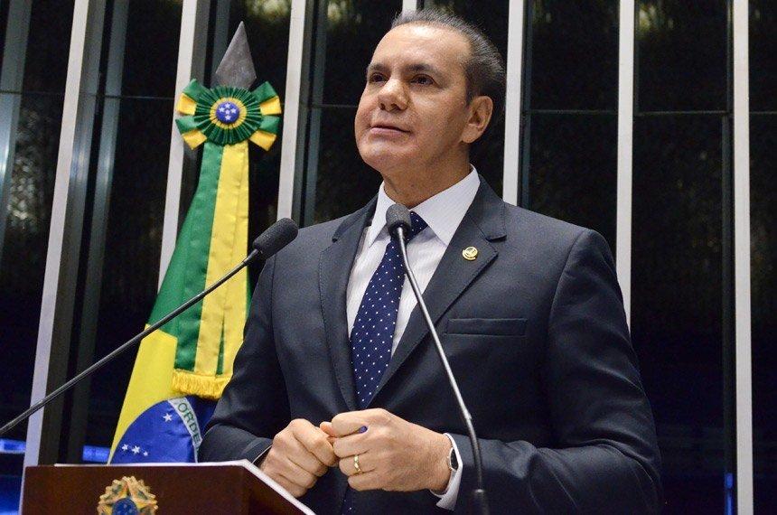 Ataídes Oliveira, candidato a senador de Tocantins pelo PROS. Ele é branco, tem o cabelo curto e grisalho e discursa na tribuna do plenário do Senado - Metrópoles