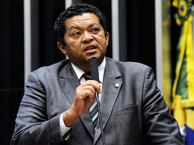 Beto Faro, candidato a senador do Pará pelo PT. Ele é negro, tem cabelo curto, crespo e preto e fala na tribuna do plenário da Câmara dos Deputados - Metrópoles