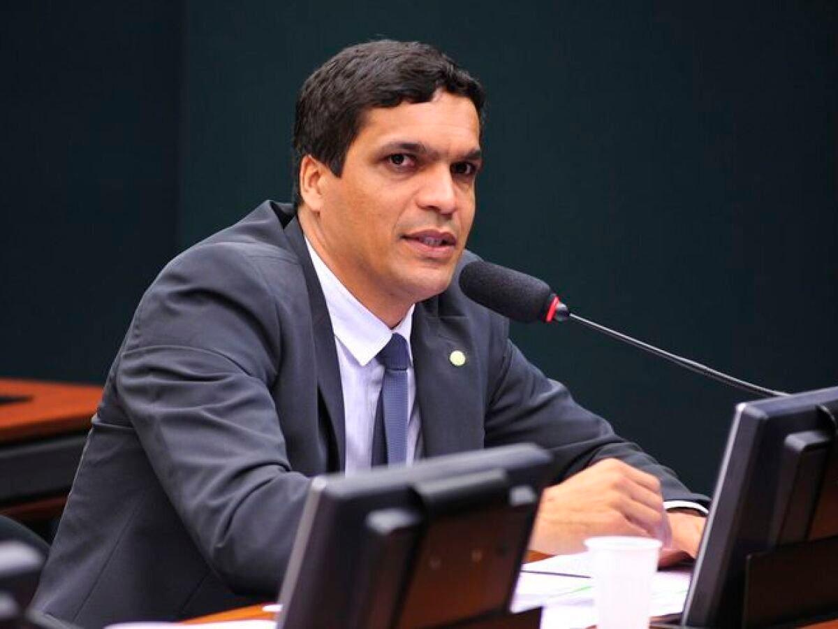 Cabo Daciolo, candidato a senador do Rio de Janeiro pelo PDT. Ele é pardo, tem cabelo liso e escuro e fala em microfone sentado numa das bancadas em comissão da Câmara - Metrópoles
