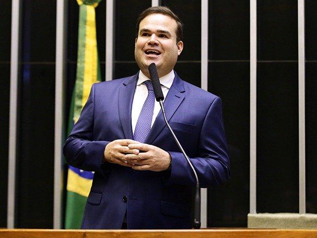 Cacá Leão, candidato a senador da Bahia pelo PP. Ele é branco, tem cabelo curto e escuro e fala diante de microfone na tribuna da Câmara dos Deputados - Metrópoles