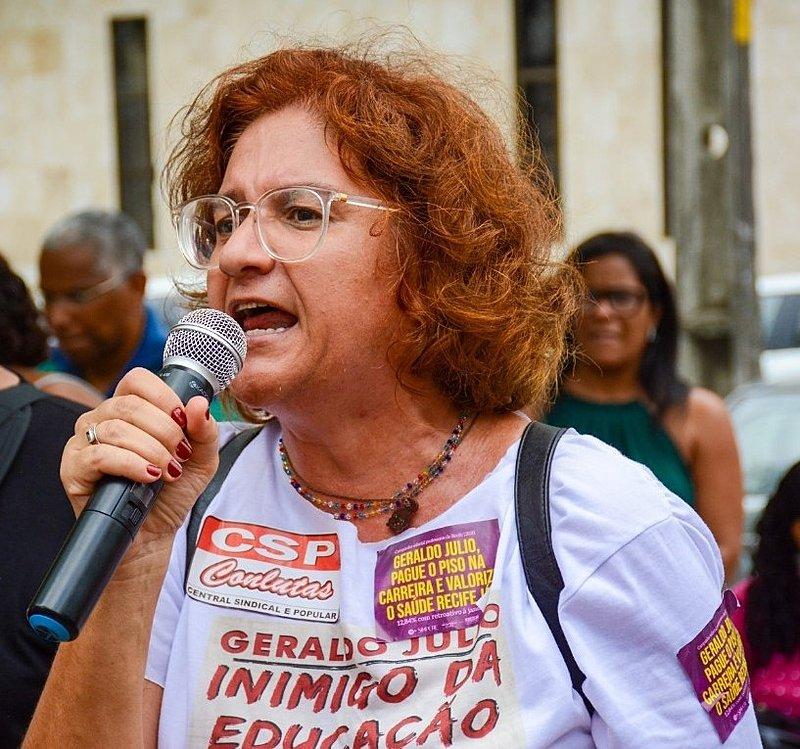 Cláudia Ribeiro, candidata ao governo de Pernambuco pelo PSTU. Ela é branca, tem cabelo médio, cacheado e ruivo e fala em microfone durante manifestação - Metrópoles