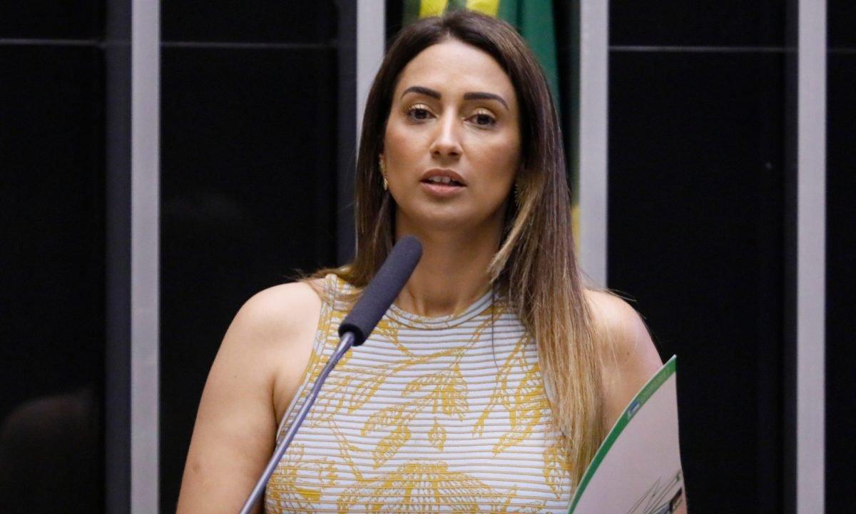 Flávia Arruda, candidata à senadora do Distrito Federal pelo PL. Ela é parda, tem cabelo longo, liso e moreno com luzes e discursa na tribuna da Câmara dos Deputados - Metrópoles