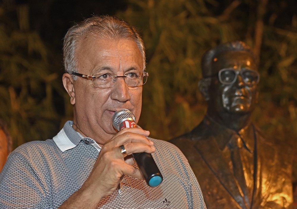 Jackson Barreto, candidato a senador de Sergipe pelo MDB. Ele é branco, tem cabelo grisalho e no microfone em evento público - Metrópoles