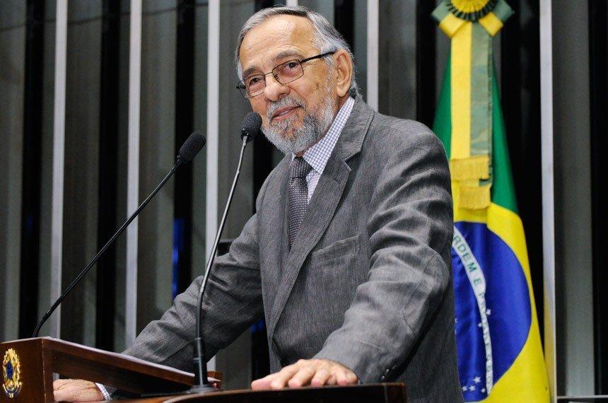 João Capiberibe, candidato a senador do Amapá pelo PSB. Ele é pardo, tem cabelo e barba grisalhos e discursa na tribuna do plenário do Senado Federal - Metrópoles