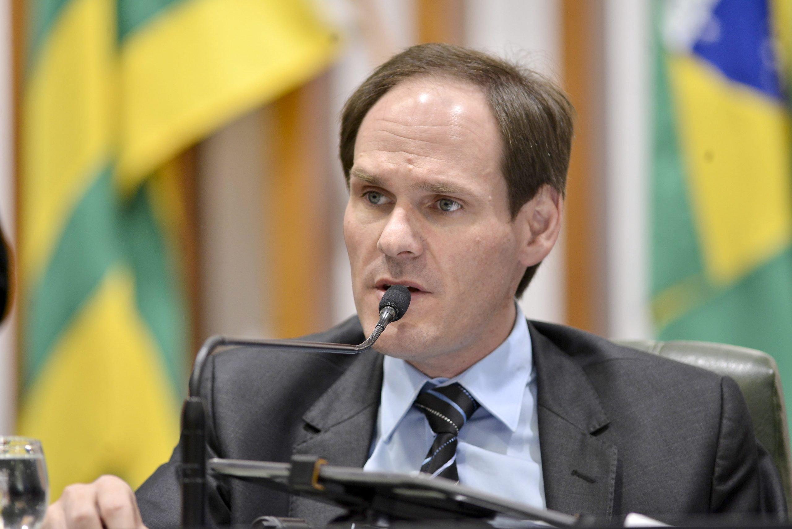 Lissauer Vieira, candidato a senador de Goiás pelo PSD. Ele é branco, tem cabelo curto, liso e loiro e discursa em microfone da Assembleia Legislativa de Goiás - Metrópoles