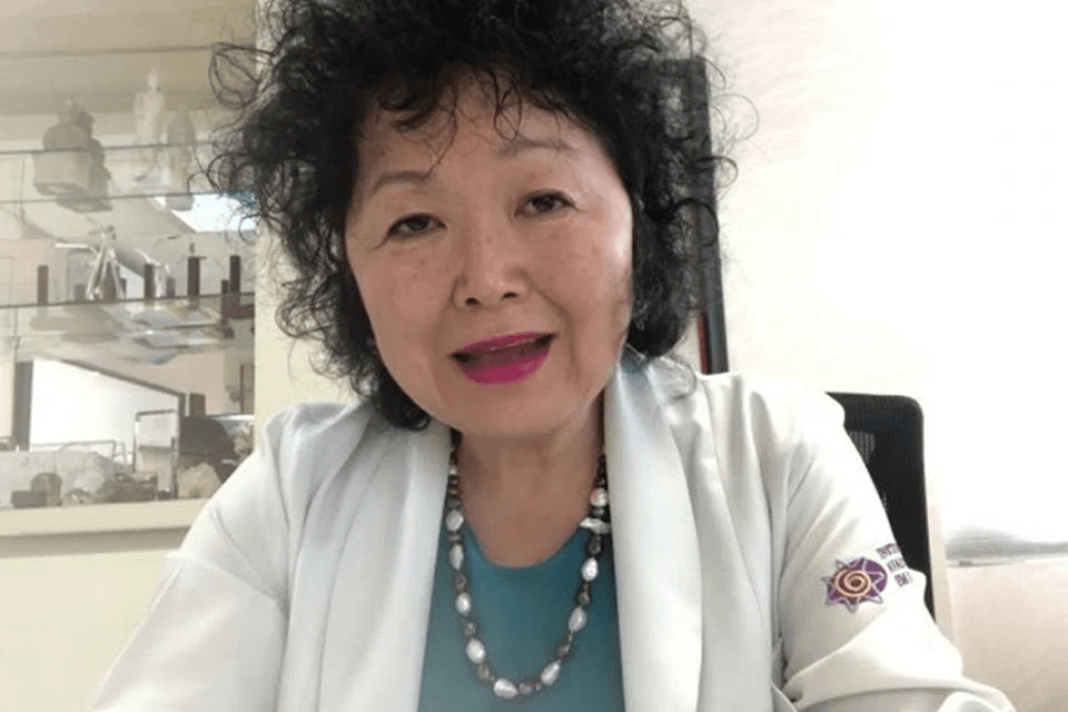 Nise Yamaguchi, candidata à senadora de São Paulo pelo PROS. Ela tem traços asiáticos, cabelo cacheado e fala para a câmera em vídeo - Metrópoles