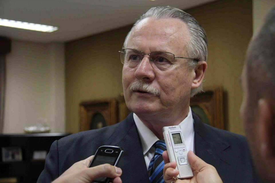 Orlando Pessuti, candidato a senador do Paraná pelo MDB. Ele é branco, tem cabelo curto e grisalho e bigode. Dá entrevista à jornalistas, olhando pro lado - Metrópoles