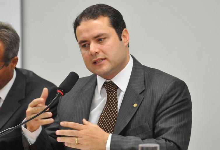 Renan Filho, candidato a senador de Alagoas pelo MDB. Ele é branco, tem cabelo curto e preto e discursa diante de microfone - Metrópoles